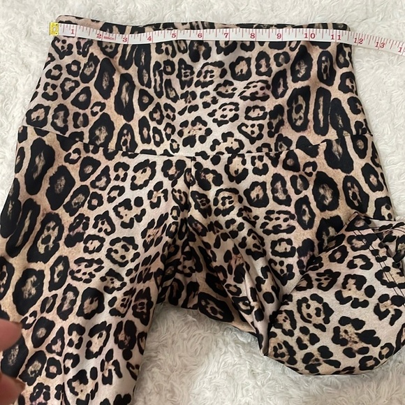 Onzie Leopard Print Biker Shorts leggings - Picture 8 of 10